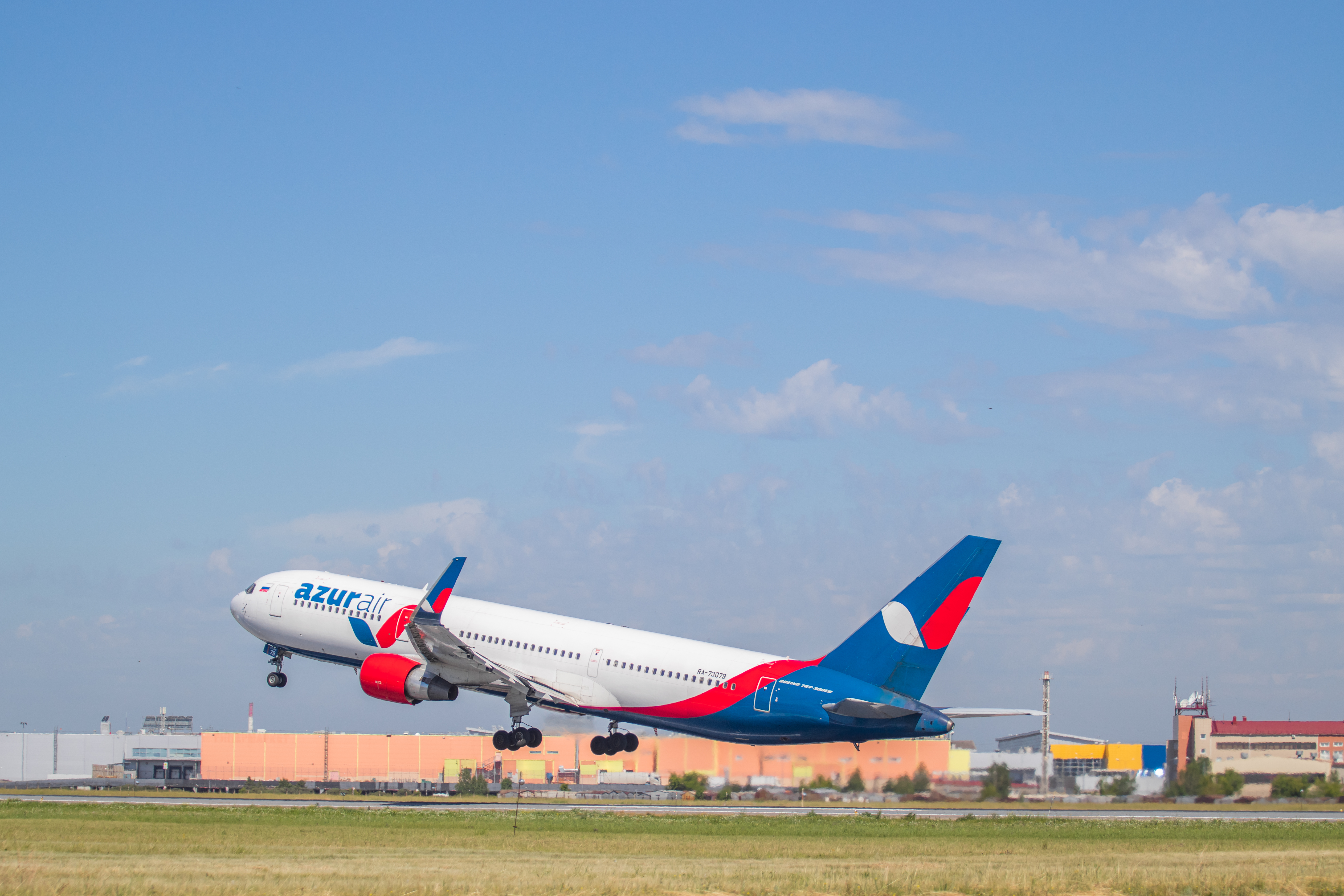 AAZUR air перевезла в/из Вьетнама более 300 тыс. пассажиров за год полетов